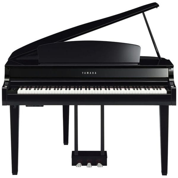 Piano à queue noir Yamaha avec 88 touches et trois pédales, idéal pour les musiciens professionnels et amateurs de musique classique.