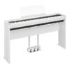 Piano numérique blanc avec support et pédales, idéal pour débutants et musiciens avancés. Design moderne et élégant.