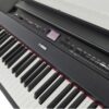 Piano numérique Yamaha noir avec écran LCD et touches de commande sur le tableau de bord, offrant une qualité sonore haut de gamme.