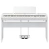 Piano numérique blanc avec trois pédales. Instrument de musique élégant et moderne pour les pianistes amateurs et professionnels.