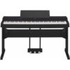Piano numérique noir avec 88 touches et trois pédales, équipé d'un pupitre pour partitions. Idéal pour les pianistes tous niveaux.