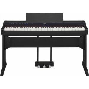 Piano numérique noir avec 88 touches et trois pédales, équipé d'un pupitre pour partitions. Idéal pour les pianistes tous niveaux.