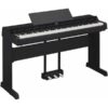 Piano numérique noir avec stand intégré et trois pédales, parfait pour les pianistes professionnels et amateurs.