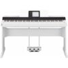Piano numérique blanc avec support intégré pour tablette et pédalier à trois pédales, idéal pour les pianistes amateurs et professionnels.