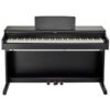Piano numérique noir moderne avec trois pédales et pupitre, parfait pour les musiciens débutants et avancés.
