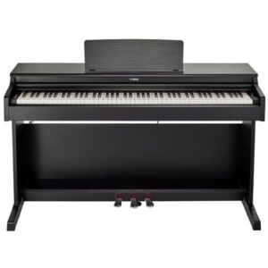Piano numérique noir moderne avec trois pédales et pupitre, parfait pour les musiciens débutants et avancés.