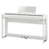 Piano numérique blanc avec support, pédalier et pupitre intégré, idéal pour les concerts et la pratique musicale à domicile.