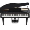 Piano numérique noir avec couvercle ouvert, clavier complet et trois pédales, conçu pour la performance musicale intérieure.