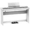 Piano numérique blanc avec support intégré, support de partition et trois pédales pour une performance musicale complète.