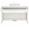 Un piano numérique blanc Casio avec trois pédales. Il est posé sur un sol blanc sans personne ni décor visible en arrière-plan.