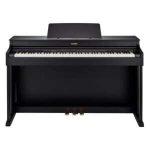 Un piano numérique noir Casio avec 88 touches et trois pédales. Idéal pour les musiciens amateurs et professionnels. Design élégant et moderne.