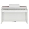 Un piano numérique blanc Casio avec un support ouvert, montrant les touches et trois pédales en bas. Aucun monument notable n’est visible.