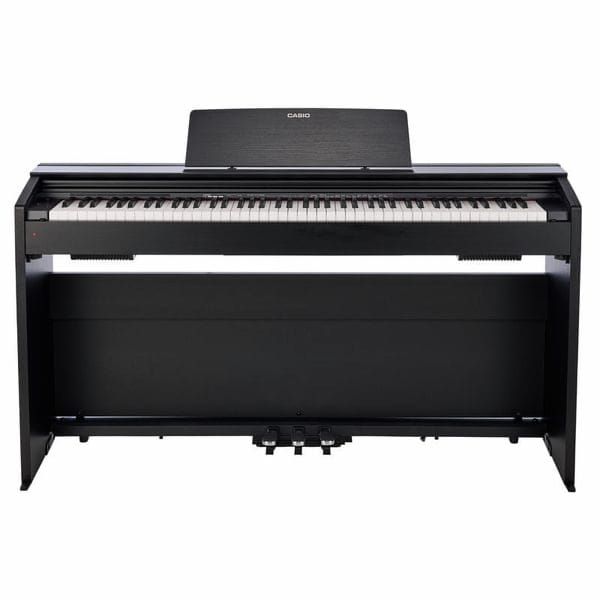 Un piano numérique noir Casio avec 88 touches et trois pédales. Le clavier est de taille standard, adapté pour le jeu professionnel.