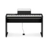 Piano numérique noir avec support intégré, pédale et pupitre. Idéal pour les musiciens amateurs et professionnels.