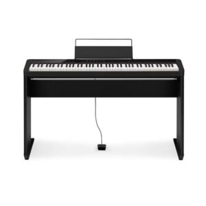 Piano numérique noir avec support intégré, pédale et pupitre. Idéal pour les musiciens amateurs et professionnels.