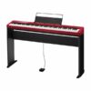 Piano numérique rouge et noir avec pédale et support de partition, idéal pour la pratique musicale à domicile.