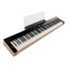 Piano numérique moderne avec touches blanches et noires, finition en bois, écran LCD et pupitre pour partitions en plastique transparent.