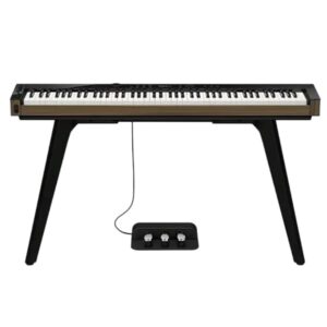 Piano numérique noir et beige avec support et pédalier à trois pédales, idéal pour les musiciens professionnels et amateurs.