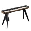 Piano numérique moderne sur pied noir avec finition en bois, équipé de 88 touches et un support latéral pour accessoires.