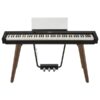 Piano numérique noir sur pieds en bois, avec pédalier et support de partition, idéal pour les pianistes amateurs et professionnels.