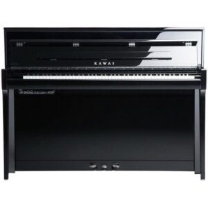 Piano droit noir de marque Kawai avec trois pédales, idéal pour les musiciens et l'apprentissage du piano à domicile.