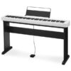 Clavier numérique sur support en bois noir avec pédale de sustain connectée à l'instrument, destiné à la pratique et aux performances musicales.