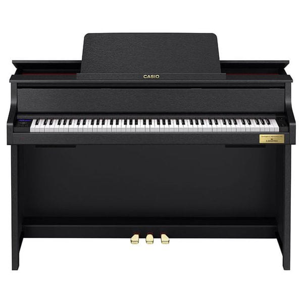 Un piano numérique noir de marque Casio avec trois pédales dorées est placé contre un fond blanc.