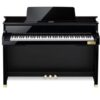 Un piano numérique noir de la marque Casio, avec trois pédales dorées et un clavier de 88 touches.