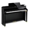 Un piano numérique noir, brillant, de marque Casio, avec trois pédales dorées, posé sur un fond blanc, sans personnes ni autres objets visibles.