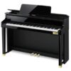 Un piano Casio noir brillant avec trois pédales dorées. Le piano est électronique et possède des touches blanches et noires distinctives.