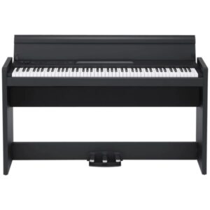 Un piano numérique noir élégant avec trois pédales. Le clavier complet est visible avec des touches blanches et noires.