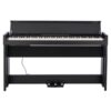 Un piano numérique noir avec trois pédales, exposé sur un fond blanc. Les touches sont bien visibles avec le couvercle partiellement ouvert.
