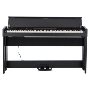 Un piano numérique noir avec trois pédales, exposé sur un fond blanc. Les touches sont bien visibles avec le couvercle partiellement ouvert.