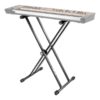 Un support de clavier en métal noir, de conception croisée, sans clavier visible en entier. Sol idéal pour les musiciens. Marque "On Stage".