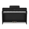 Un piano noir de marque Casio avec 88 touches et trois pédales est visible sur fond blanc.