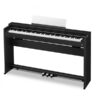 Un piano numérique noir avec 88 touches, trois pédales et un support de partition, est posé contre un fond blanc.