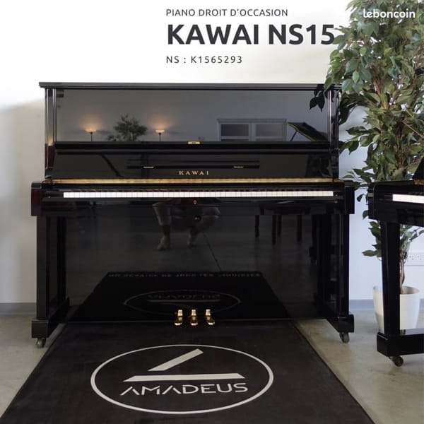 Piano droit d'occasion Kawai NS15 noir avec numéro de série K1565293, exposé dans un magasin Amadeus sur Leboncoin.