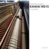Piano droit d'occasion Kawai NS15 en bon état, numéro de série K1565293, vue en gros plan de l'intérieur des cordes et marteaux.