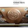 Plaque dorée d'un piano droit d'occasion Kawai NS15 avec numéro de série K1565293, logo Kawai et référence visible.
