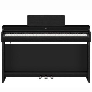 Un piano numérique Yamaha noir avec trois pédales situé dans une pièce bien éclairée. Il est en excellent état et prêt à être joué.
