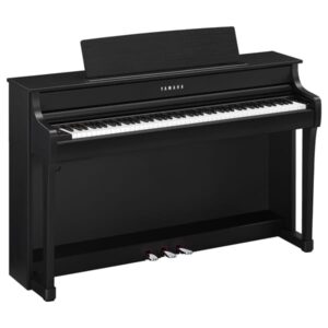 Un piano Yamaha noir à clavier complet est posé sur un sol en bois. Il a trois pédales et un support à partitions.