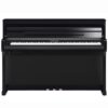 Un piano droit noir de marque Yamaha avec des touches blanches et noires, présenté sur un fond blanc, sans aucune personne visible.