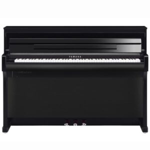 Un piano droit noir de marque Yamaha avec des touches blanches et noires, présenté sur un fond blanc, sans aucune personne visible.